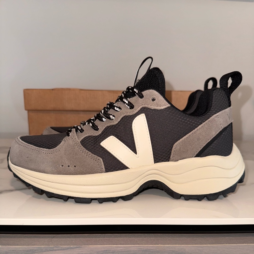 Veja Venturi Black and White Sneakers Sz 7